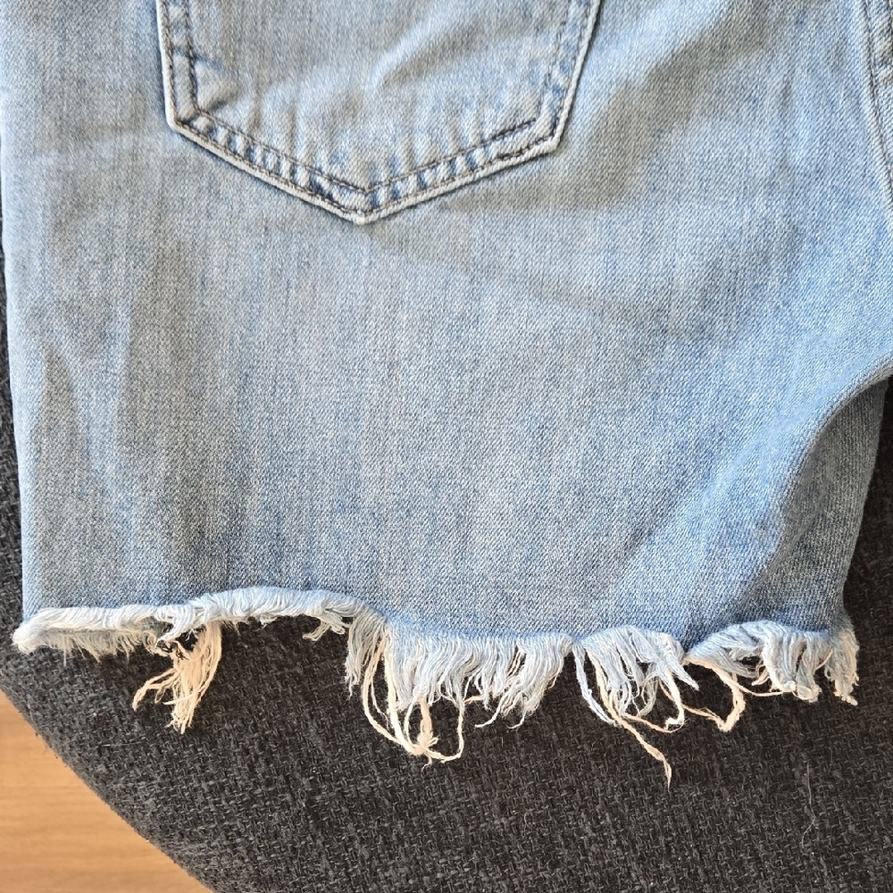 Lucky Brand Light Wash Frayed Hem Denim Boyfriend Shorts - Picture 4 of 10